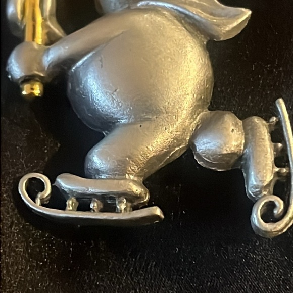 Cute snowman skating with broomstick frosty Christmas brooch - Picture 4 of 9